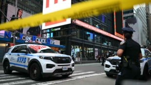 Eine 49-jährige Frau griff mit zwei Messern bewaffnet am Times Square unvermittelt Passanten ...