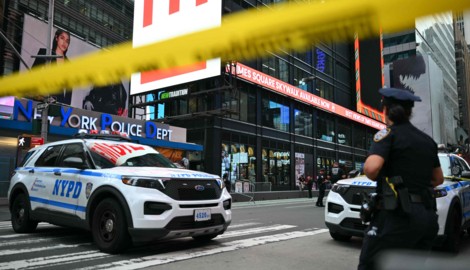 Eine 49-jährige Frau griff mit zwei Messern bewaffnet am Times Square unvermittelt Passanten ...