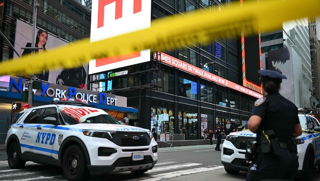 Eine 49-jährige Frau griff mit zwei Messern bewaffnet am Times Square unvermittelt Passanten an. ...