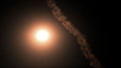 Die Spur einer Rakete ist über dem Nachthimmel über Kiew in der Nacht auf Dienstag zu sehen.