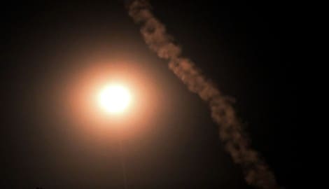 Die Spur einer Rakete ist über dem Nachthimmel über Kiew in der Nacht auf Dienstag zu sehen.