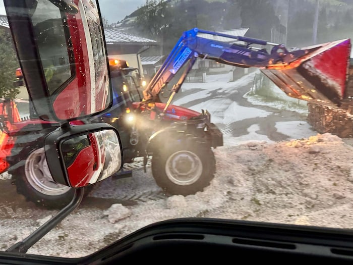 Mit einem Bagger und einem Schneepflug ist die Feuerwehr angerückt – und das am letzten ...