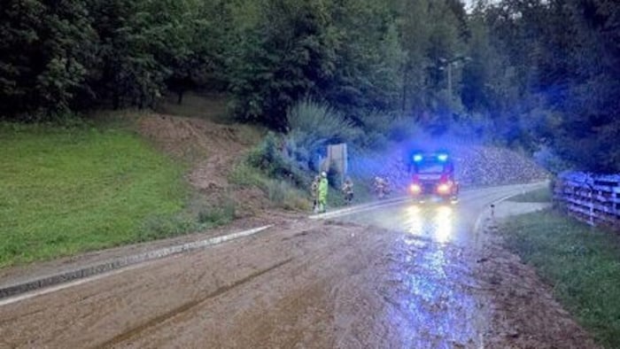 Die Feuerwehr war hier ungfähr zwei Stunden lang im Einsatz. Um 21:00 waren die Aufräumarbeiten ...