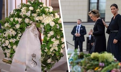 Neben dem Sarg von König Harald liegt der Blumengruß seiner Frau, Königin Sonja: „Danke für ein ...