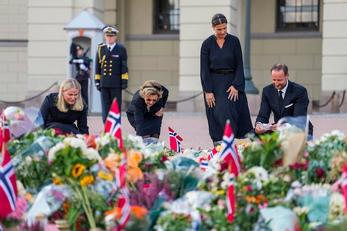 Gemeinsam betrachteten sie das Blumenmeer vor dem Schloss, lasen einige der ...