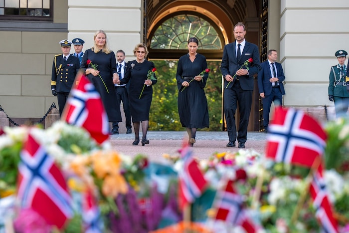 Königin Mette-Marit und Königswitwe Sonja kamen Hand in Hand auf den Schlossplatz. In ihrer ...