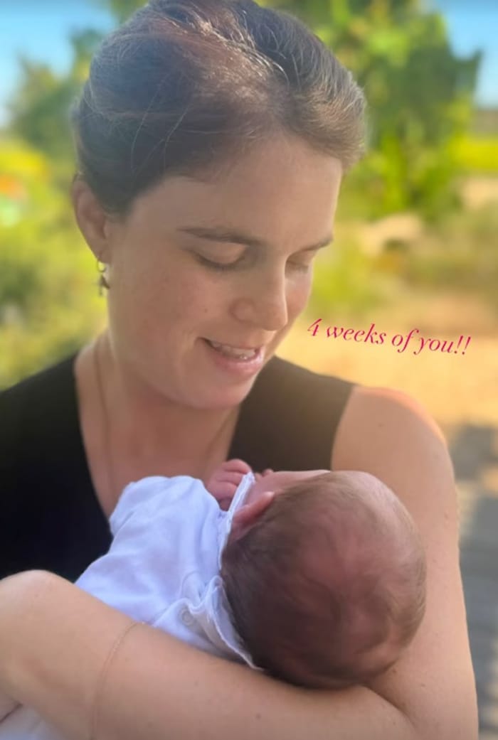 Das erste Foto der stolzen Mama: Eugenie zeigt sich mit Töchterchen Adelaide.