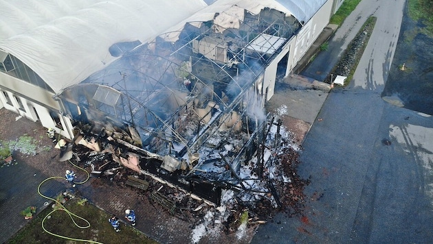 Das Feuer griff vom Hofladen auf die Lagerhalle über.