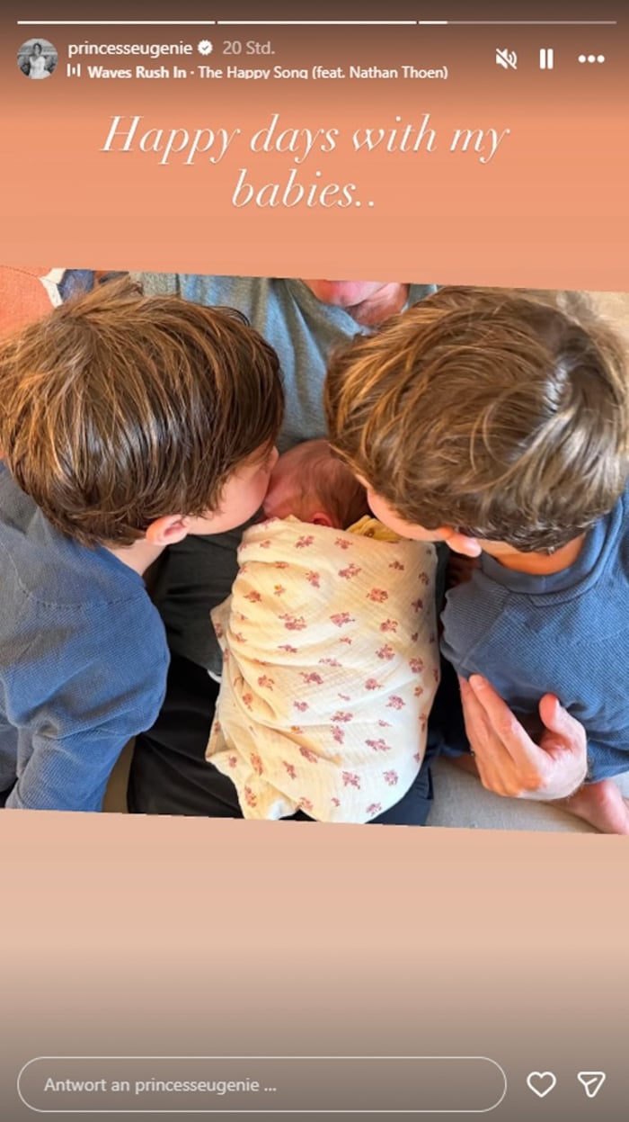 August und Ernest sind ganz vernarrt in ihre kleine Schwester.