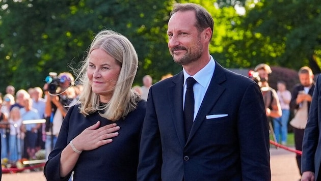 Königin Mette-Marit muss aufgrund von Komplikationen nach ihrer Lungentransplantation am ...