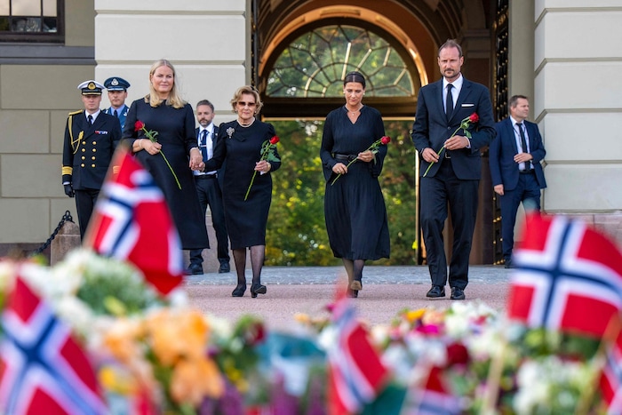 Am Montagabend absolvierte Mette-Marit ihren ersten Termin als Königin. Am Dienstag wird die ...