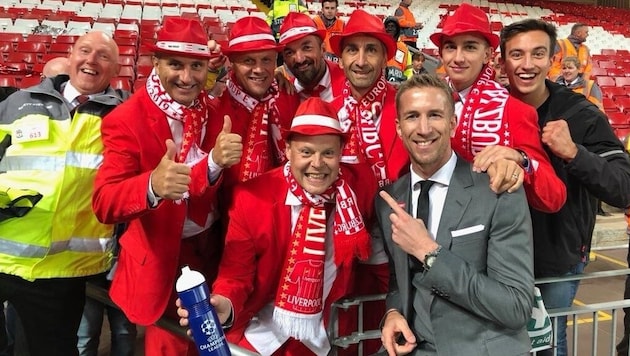 Auch Marc Janko posierte in England mit den Red Hot Austrian Fans.