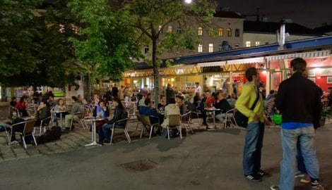 Bisher ist in den meisten Wiener Schanigärten um 23 Uhr, wenn nicht überhaupt um 22 Uhr, ...
