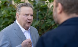 Im Rahmen der Weinlese am Schwarzenbergplatz konnte die „Krone“ mit Wiens Bürgermeister Michael ...