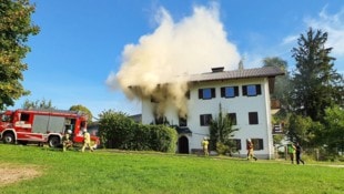 Rauchwolken stiegen über dem betroffenen Haus auf.