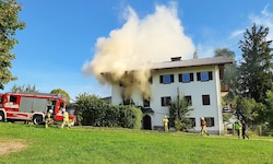 Rauchwolken stiegen über dem betroffenen Haus auf.