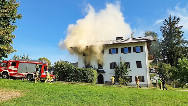 Rauchwolken stiegen über dem betroffenen Haus auf.