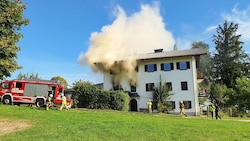 Rauchwolken stiegen über dem betroffenen Haus auf.