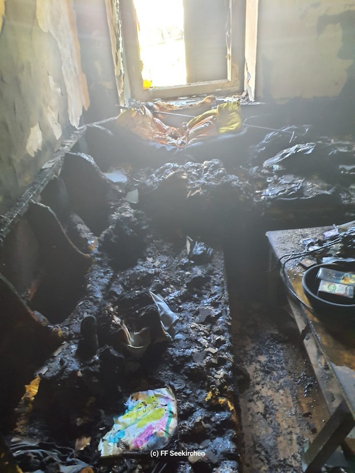 Das vom Brand stark beschädigte Zimmer in Waldprechting.