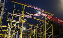 Nach einem Zwischenfall auf einer Hochschaubahn im Wiener Prater wurden die Fahrgäste von der ...