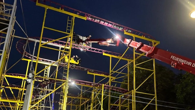 Nach einem Zwischenfall auf einer Hochschaubahn im Wiener Prater wurden die Fahrgäste von der ...