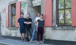 Alexander Benke, Moritz Ostanek, Miriam Schmid und Nora Winkler vor dem Planetarium in Graz