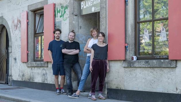 Alexander Benke, Moritz Ostanek, Miriam Schmid und Nora Winkler vor dem Planetarium in Graz