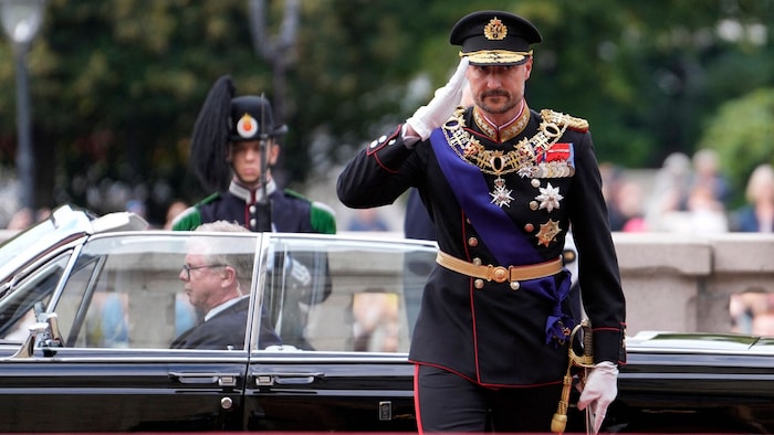 Der neue norwegische König, Haakon VIII., auf dem Weg ins Parlament.