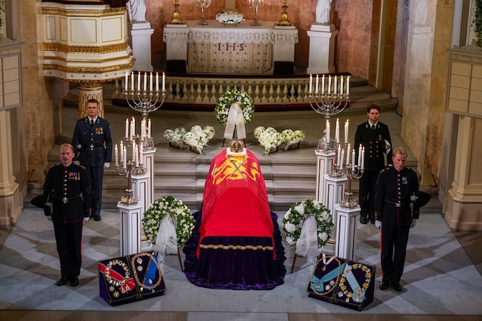Der Sarg des verstorbenen Monarchen ist in der Schlosskapelle aufgebahrt und kann von Trauernden ...