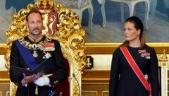 König Haakon VIII. legt im norwegischen Parlament in Oslo seinen Eid auf die Verfassung ab. ...