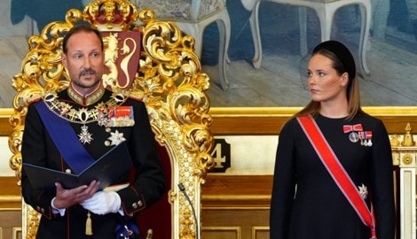 König Haakon VIII. legt im norwegischen Parlament in Oslo seinen Eid auf die Verfassung ab. ...