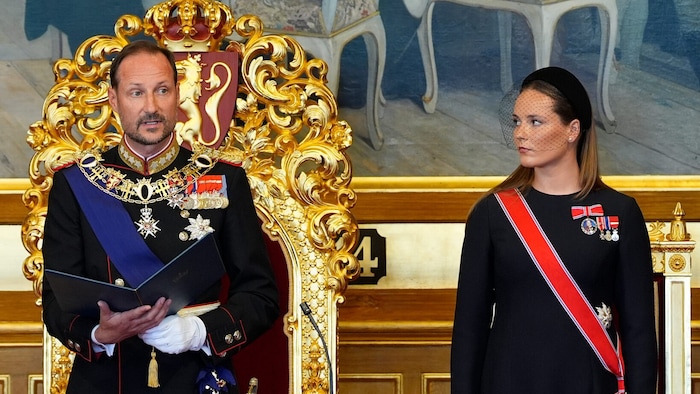 König Haakon VIII. legt im norwegischen Parlament in Oslo seinen Eid auf die Verfassung ab. ...
