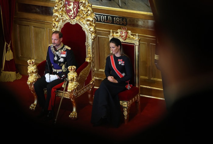 Haakon und seine Tochter Ingrid nahmen erstmals am Thron Platz. Die Kronprinzessin wird, solange ...