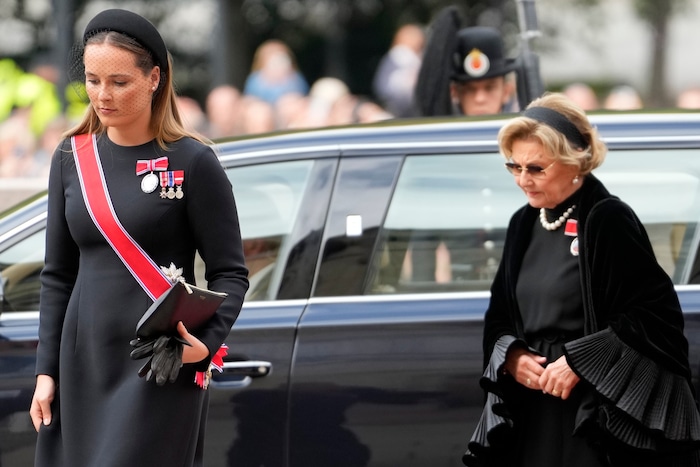 Kronprinzessin Ingrid Alexandra kam gemeinsam mit ihrer Großmutter Königin Sonja ins Parlament.