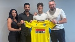 Offensivtalent Dino Delic mit seinen Eltern und Manager Ado Fazlic (re.).