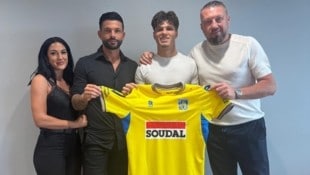 Offensivtalent Dino Delic mit seinen Eltern und Manager Ado Fazlic (re.).