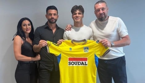 Offensivtalent Dino Delic mit seinen Eltern und Manager Ado Fazlic (re.).