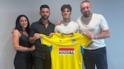 Offensivtalent Dino Delic mit seinen Eltern und Manager Ado Fazlic (re.).