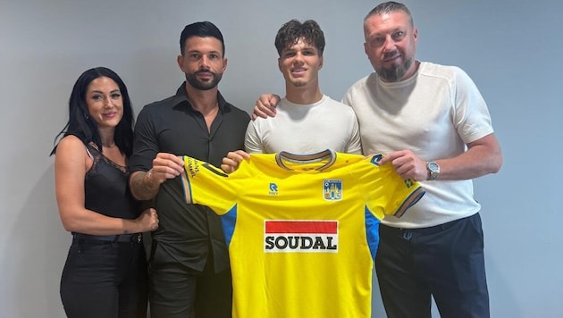 Offensivtalent Dino Delic mit seinen Eltern und Manager Ado Fazlic (re.).
