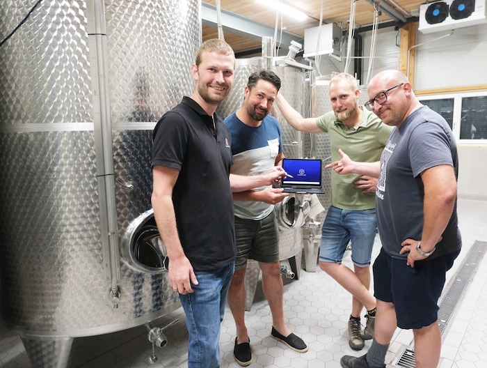 Beisteiner (li.) erläutert Leeb, Pichler- Brodl und Sommerbauer seine Winealyze-App.