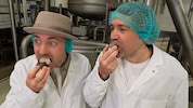Bitte einmal kräftig zubeißen: Das Moderatorenduo Karl &amp; Pascal genießt die Süße der ...