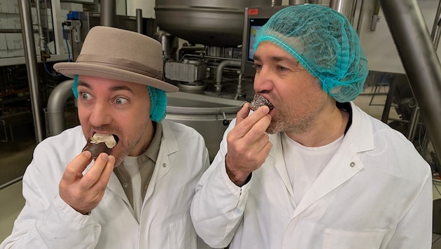 Bitte einmal kräftig zubeißen: Das Moderatorenduo Karl & Pascal genießt die Süße der allseits ...