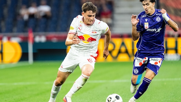 Nach der Austria gastiert heute Rapid bei Salzburg um Bartosz Mazurek (li.).
