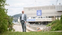 Dietmar Prammer vor dem Stadion seines Lieblingsvereins BW Linz.