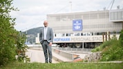 Dietmar Prammer vor dem Stadion seines Lieblingsvereins BW Linz.