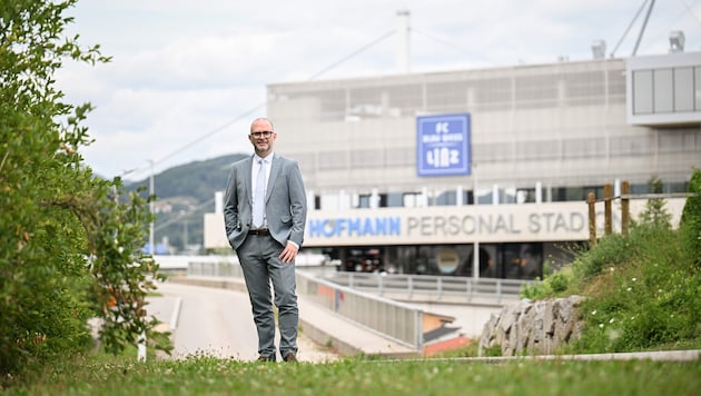 Dietmar Prammer vor dem Stadion seines Lieblingsvereins BW Linz.
