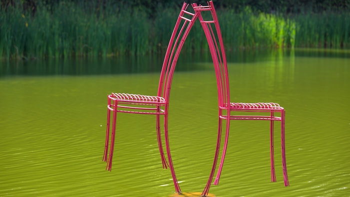 Die Skulptur „Tanzende Sessel“ im Teich.