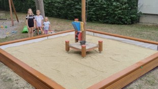 Die kleinen Baumeister haben die erneuerte Sandkiste bereits eingeweiht.