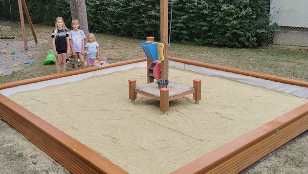 Die kleinen Baumeister haben die erneuerte Sandkiste bereits eingeweiht.