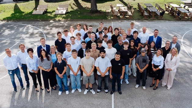 Kelag-Gruppenfoto zum heurigen Lehrlingsstart von 39 jungen Kärntnern am Ausbildungscampus in ...